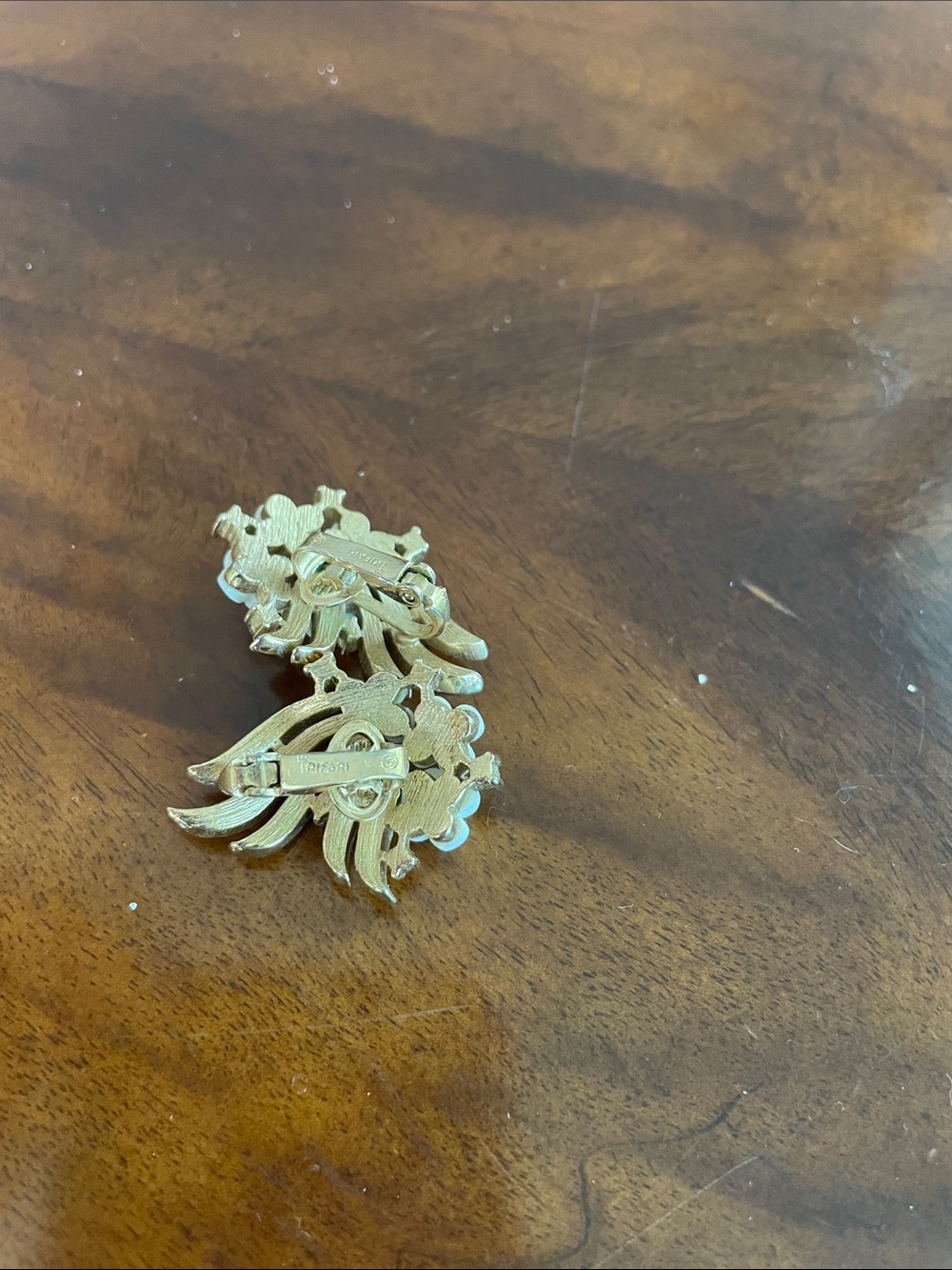 TRIFARI Vintage Gold-Colored Flower Cluster Clip-On Earrings Stamped Gorgeous - Picture 6 of 11
